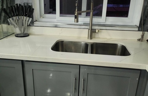 Eastwood Park Apartment | Modern Kingston Condo with Rooftop Pool and View