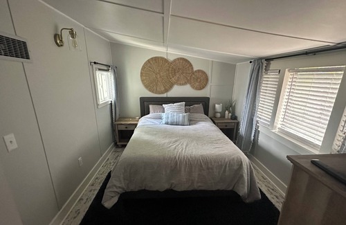 Hale Cottage | Modern Lake Cottage with Stunning Views