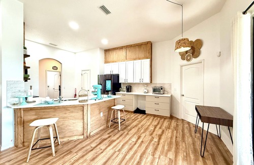 Ruskin House | MODERN LAKE FRONT HOUSE–HUGE POOL/LANAI–BBQ-NEAR BEACH/LAKE/PARK/CAFE/RESTAURANT