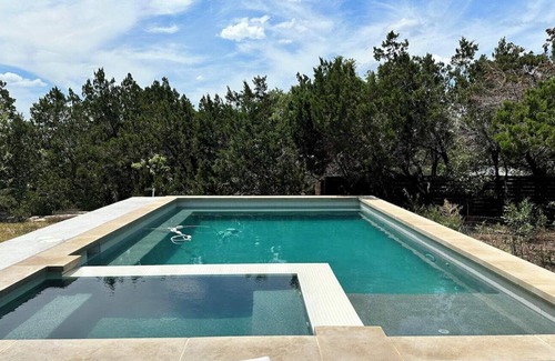 Leander Apartment | Modern Lake House . Luxurious Pool . Fam & Friends