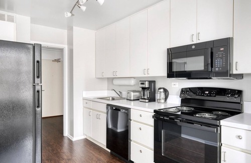 Lake View East Apartment | Modern Lakeview 2BR w/Deck, Pool & Gym, nr Lincoln Park, by Blueground