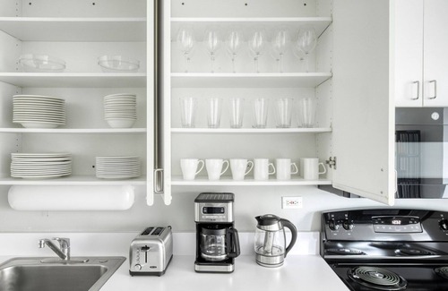 Lake View East Apartment | Modern Lakeview 2BR w/Deck, Pool & Gym, nr Lincoln Park, by Blueground