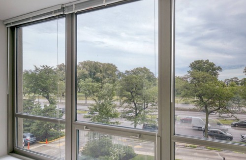 Lake View East Apartment | Modern Lakeview 2BR w/Deck, Pool & Gym, nr Lincoln Park, by Blueground