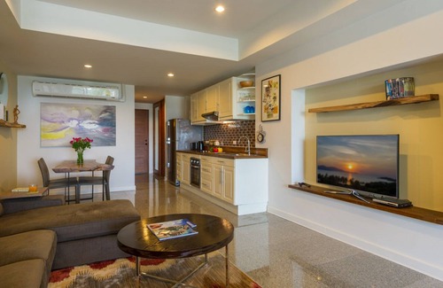 Moo 5 Condo | Modern Large Studio Apartment , Sea views & balcony, Pool, Gym near Big Budda