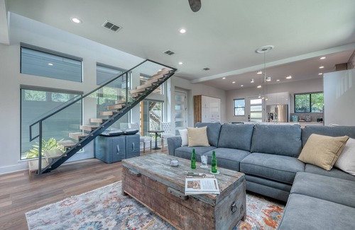 Southtown House | Modern Lavaca Group Rental