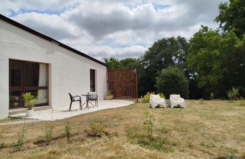 Corbigny Apartment | Modern lines in classic Burgundy