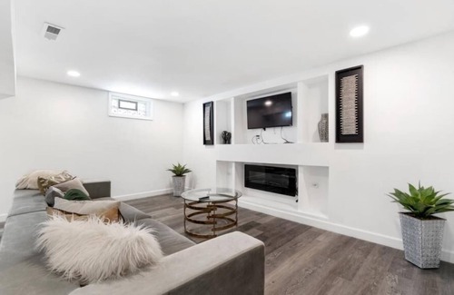 Gary House | Modern Living 3 bed 2 bath 7 mins to the Beach