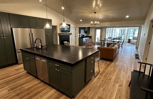 Nancy House | Modern Lodge! Lakeview Retreat! 2 mins to Lees Ford Marina