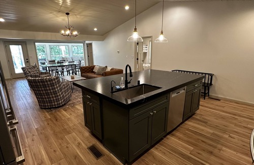 Nancy House | Modern Lodge! Lakeview Retreat! 2 mins to Lees Ford Marina