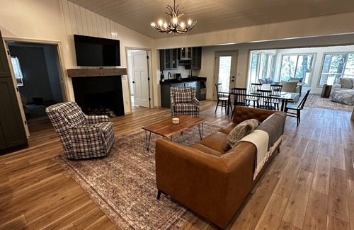 Nancy House | Modern Lodge! Lakeview Retreat! 2 mins to Lees Ford Marina