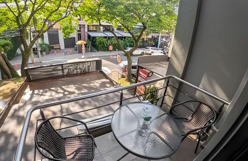 Granada Apartment | Modern Loft in Cali’s Heart | Salsa Clubs & Cafés