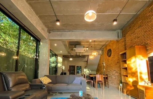 Su Thep House | Modern Loft Townhouse In Nimman (Quiet Street)