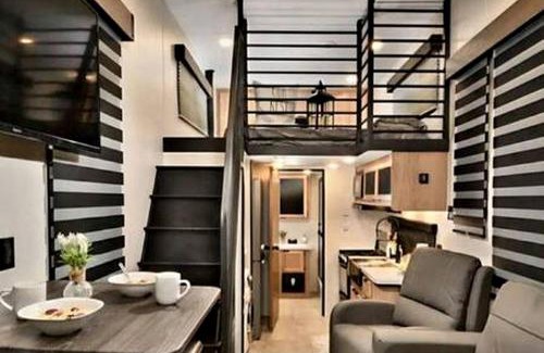 Quitman House | Modern Lofted Tiny House Fully Equipped with Lake Views in Texas
