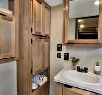 Quitman House | Modern Lofted Tiny House Fully Equipped with Lake Views in Texas