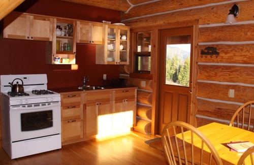 Lumby Apartment | Modern log cabin at private lake