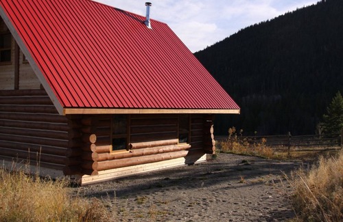Lumby Apartment | Modern log cabin at private lake