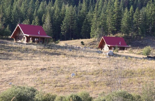 Lumby Apartment | Modern log cabin at private lake