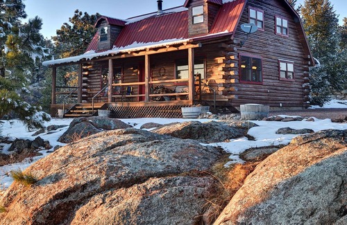 Cotopaxi House | Modern Log Cabin in Colorado Wilderness