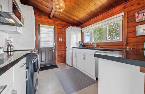 Lowbanks Cottage | Modern log cottage with panoramic Lake Erie views, minutes from Hippo's patio!