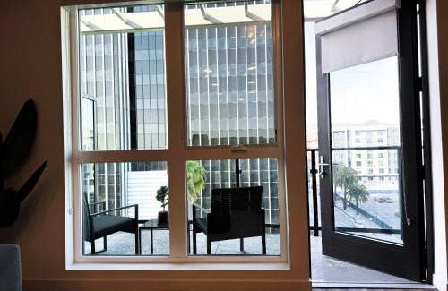 Hollywood Apartment | Modern London Style Home in Hollywood -Free Parking 10mins to Universal Studios