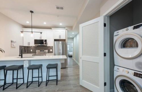Southeast Apartment | Modern LUX 2BR Apartment in DC with Patio