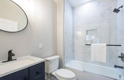 Southeast Apartment | Modern LUX 2BR Apartment in DC with Patio
