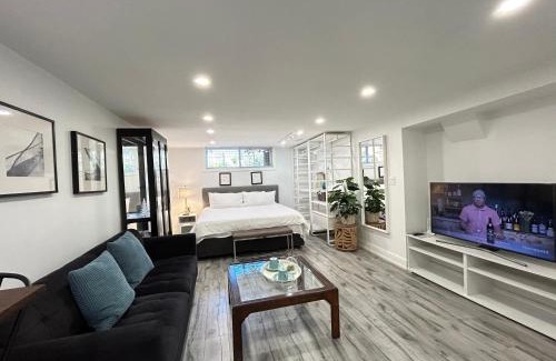 Bathurst Manor House | Modern Lux Family Rooms - KingBed - Near Sheppard W Station Toronto