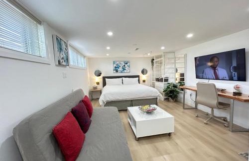 Bathurst Manor House | Modern Lux Family Rooms - KingBed - Near Sheppard W Station Toronto