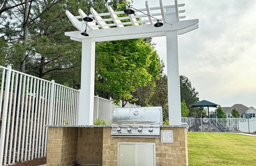 Douglasville Apartment | Modern, Lux Treetop Apt w/access to gym, pool and restaurants steps away!