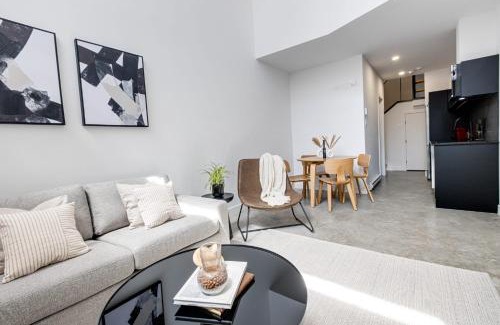 Mile End Apartment | Modern Luxe 1BDR with Sofabed in Mile End