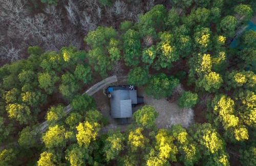Broken Bow House | Modern Luxe 3BR Cabin with Hot Tub & Firepit