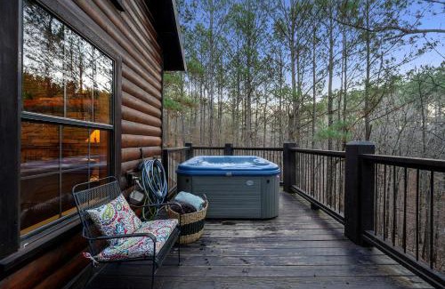 Broken Bow House | Modern Luxe 3BR Cabin with Hot Tub & Firepit