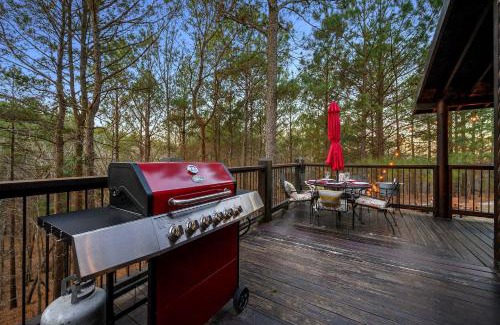 Broken Bow House | Modern Luxe 3BR Cabin with Hot Tub & Firepit