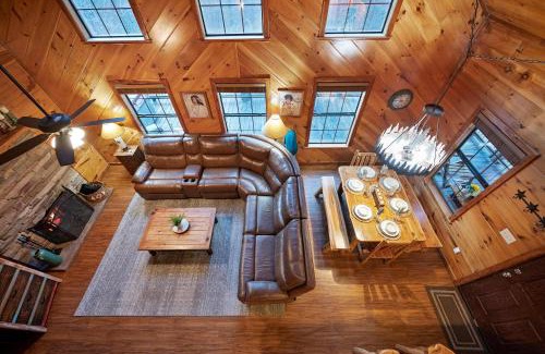 Broken Bow House | Modern Luxe 3BR Cabin with Hot Tub & Firepit
