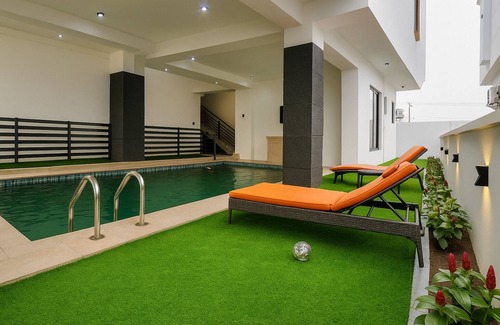 Ajah Apartment | Modern Luxe Apartment w/Gym & Pool