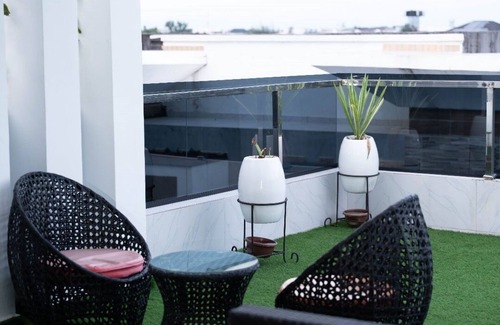 Ajah Apartment | Modern Luxe Apartment w/Gym & Pool