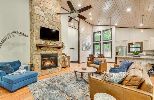 Broken Bow House | Modern, Luxe Cabin in Broken Bow with Hot Tub!