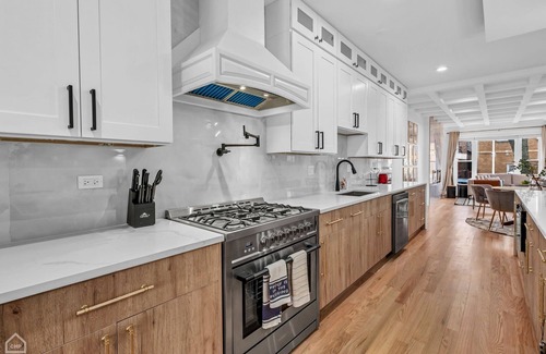Chicago House | Modern, Luxe, House 20mins to Downtown, Sleeps 16, Private Rooftop, 2car Garage