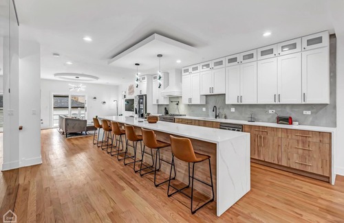 Chicago House | Modern, Luxe, House 20mins to Downtown, Sleeps 16, Private Rooftop, 2car Garage