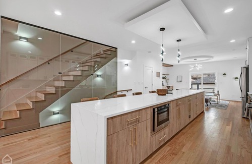 Chicago House | Modern, Luxe, House 20mins to Downtown, Sleeps 16, Private Rooftop, 2car Garage