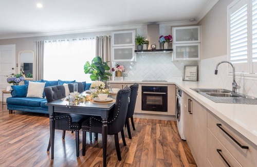 Wynnum West House | * MODERN & LUXURIOUS * 3 bed Entire Top Floor Guest Suite Close to the beach.