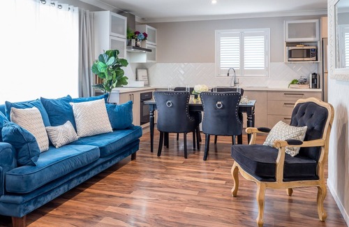 Wynnum West House | * MODERN & LUXURIOUS * 3 bed Entire Top Floor Guest Suite Close to the beach.