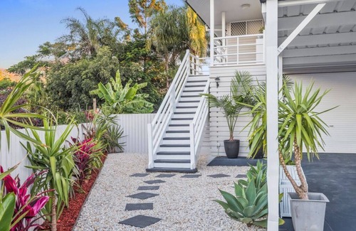 Wynnum West House | * MODERN & LUXURIOUS * 3 bed Entire Top Floor Guest Suite Close to the beach.