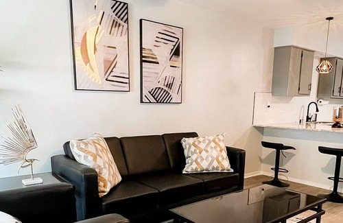 Springdale Condo | Modern luxurious condo - 5mins to Lake & Mall