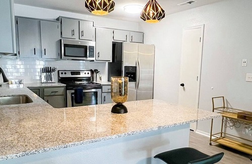 Springdale Condo | Modern luxurious condo - 5mins to Lake & Mall