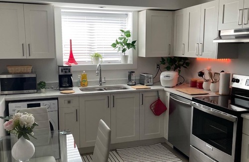 Maple Ridge House | Modern, luxurious fully contained 1 bed/1 bath suite with the private entrance🎉