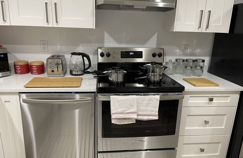 Maple Ridge House | Modern, luxurious fully contained 1 bed/1 bath suite with the private entrance🎉