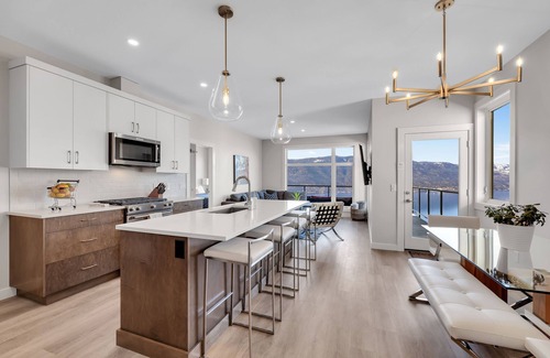 McKinley House | Modern & Luxurious Townhouse with 10/10 Lake VIEWS