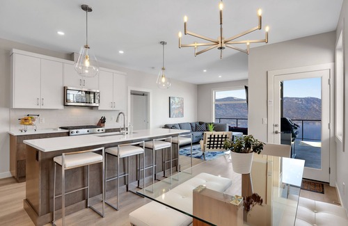 McKinley House | Modern & Luxurious Townhouse with 10/10 Lake VIEWS