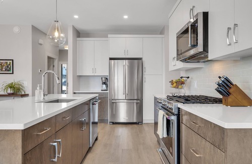 McKinley House | Modern & Luxurious Townhouse with 10/10 Lake VIEWS